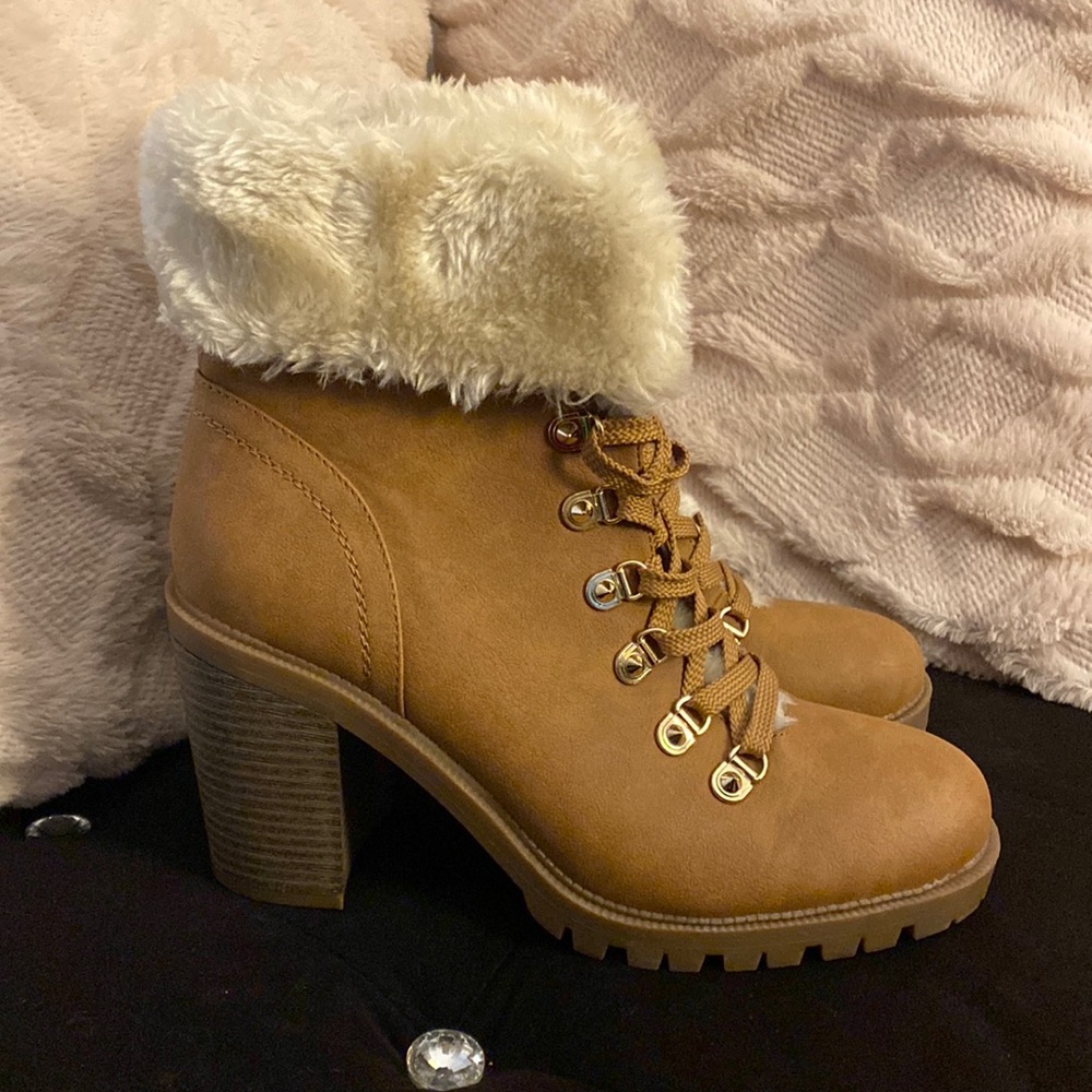 Size 9 1/2 Guess Booties.